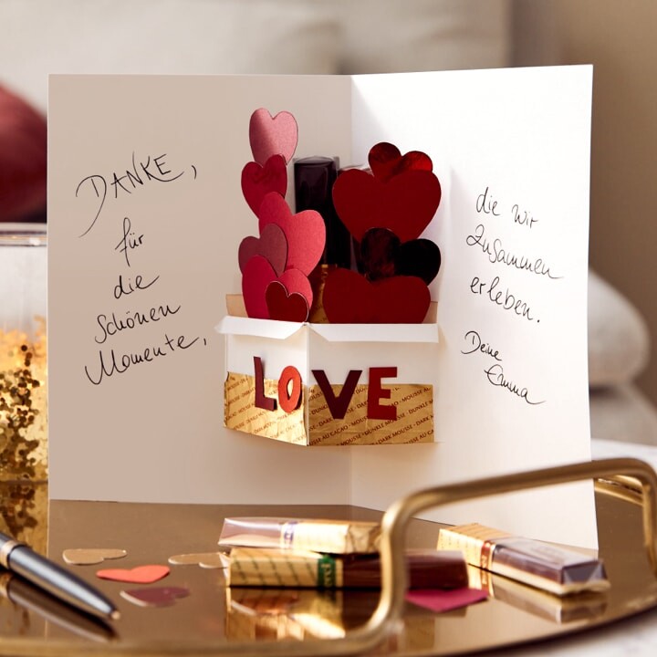 Pop-Up-Karte mit Herzen und dem Schriftzug Love